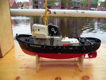 Hendriks kleinster Schlepper mit vielen aufwndigen Details. Das unterscheidet echten Modellbau von fertigen Plastikbooten...